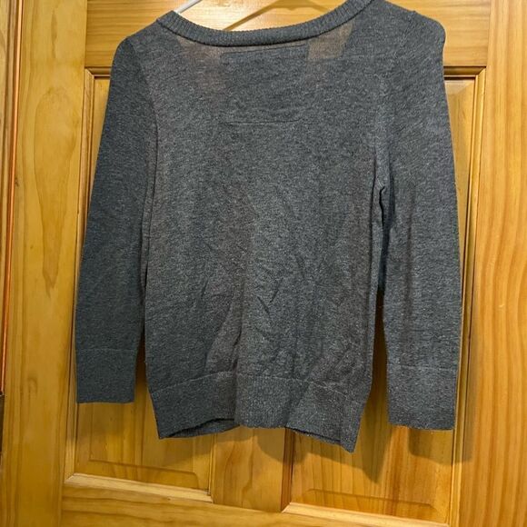 Gorgeous Abercrombie & Fitch size medium cardigan with floral accent - Picture 3 of 8